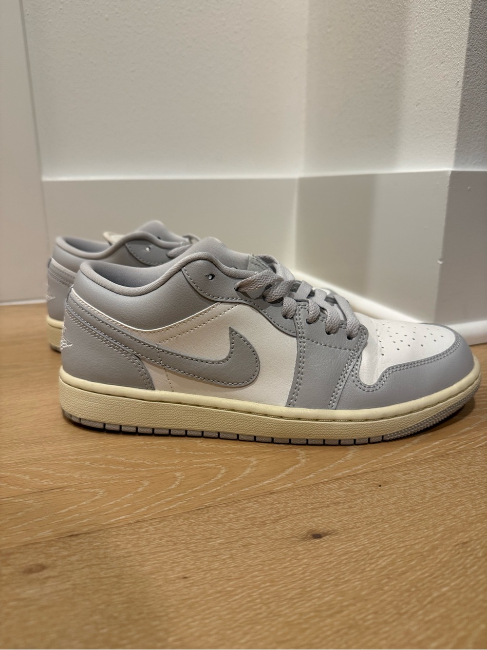 Nike Low-Top Sneakers — Light Gray & White